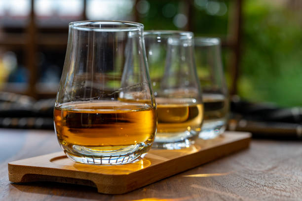 proeverij van schotse whisky in traditioneel oud brits huis met houten vensters - spey scotland stockfoto's en -beelden
