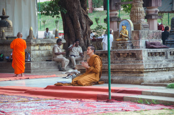 prière à bodh gaya bihar inde - bodhgaya architecture image human age photos et images de collection