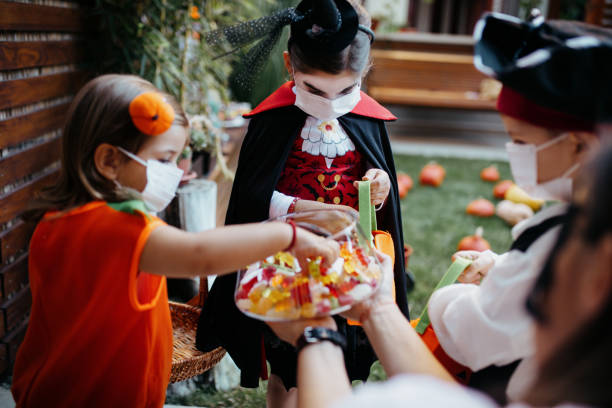 kleine kinder auf einer halloween-party - kürbisernte stock-fotos und bilder