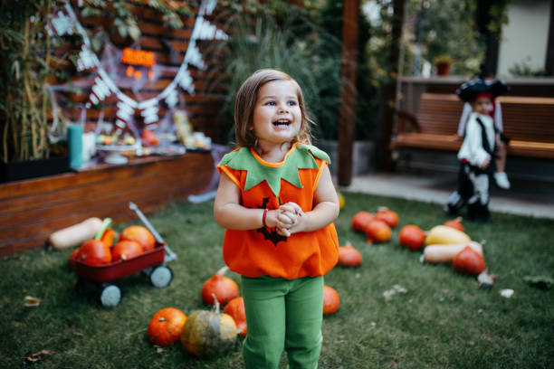 figlarne dzieci cieszące się imprezą halloweenową - pumpkin child little girls pumpkin patch zdjęcia i obrazy z banku zdjęć