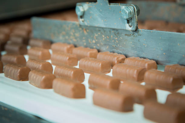 fábrica de dulces. proceso de producción de dulces. cinta transportadora con dulces. - n64 fotografías e imágenes de stock