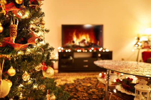 weihnachtsdekoration im wohnzimmer mit einem feuer im tv - christmas tree christmas tree artificial stock-fotos und bilder