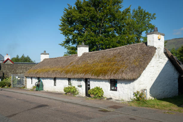 costruzione del glencoe folk museum, scozia, regno unito - cottage scotland scottish culture holiday foto e immagini stock