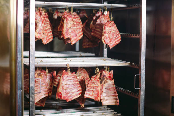 fumar carne en la casa de humo, planta de procesamiento de carne - garlic hanging string vegetable fotografías e imágenes de stock