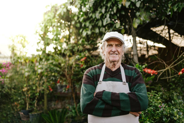 sorridente proprietário de horticultura - baseball cap hat merchandise nature - fotografias e filmes do acervo