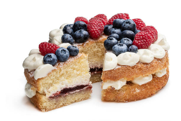 виктория бисквит со взбитыми сливками и ягодами на вершине изолированы на белом - victoria sandwich стоковые фото и изображения