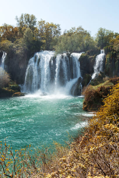 wodospady kravice w bośni i hercegowinie - falling vertical green grass zdjęcia i obrazy z banku zdjęć