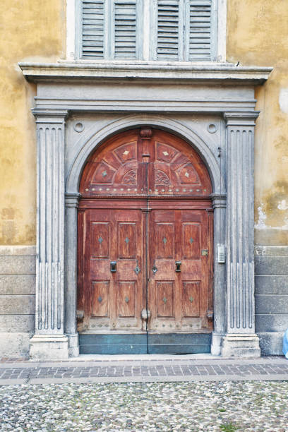 puerta delantera de madera retro italiana, la entrada principal. elemento de la fachada y arquitectura clásica italiana." n - door townhouse closed outdoors fotografías e imágenes de stock