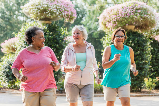 mujeres de la tercera edad multiétnicas que ejercen juntos - senior women cheerful overweight smiling fotografías e imágenes de stock