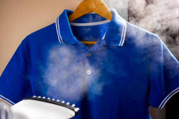 repassage et cuisson à la vapeur des vêtements avec un fer à repasser. pantalon et chemise de tennis. - 2274 photos et images de collection