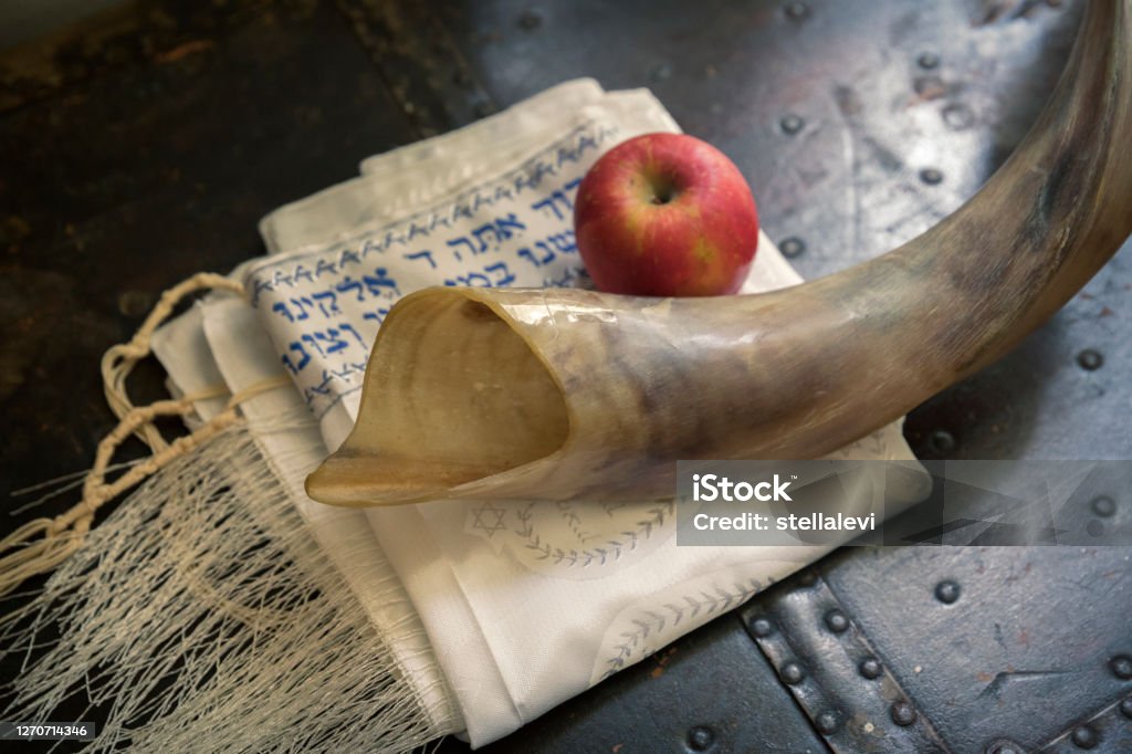 Shofar, chal de oración judía (TALIT) y manzana. Yom Kipur - Foto de stock de Rosh Hashaná libre de derechos
