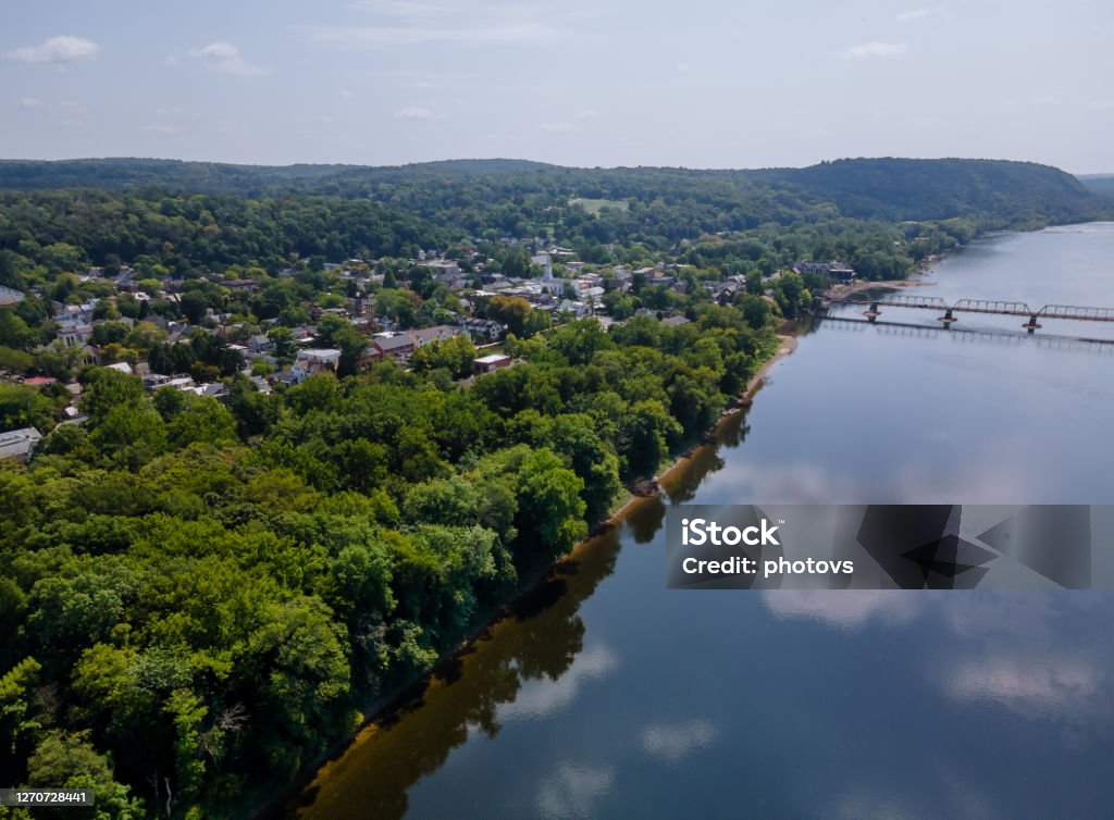 Au-dessus du paysage aérien de fleuve de Delaware, ville américaine de Lambertville New Jersey, vue près de la petite ville historique New Hope Pennsylvanie ETATS-UNIS - Photo de Pennsylvanie libre de droits