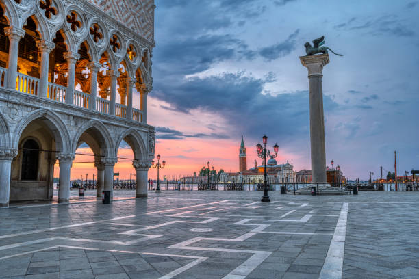 lever de soleil spectaculaire à la piazzetta san marco et le palazza ducale - st marks cathedral photos et images de collection