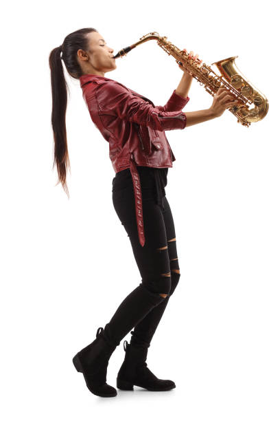 scatto a tutto campo di un sassofonista femminile con lunghi capelli neri che suonano il sax - art coat full length foto e immagini stock