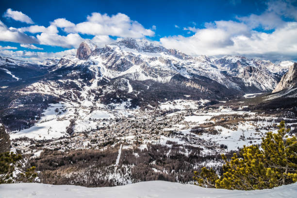 blick auf die bergstadt cortina d'ampezzo, italien - cortina dampezzo stock-fotos und bilder