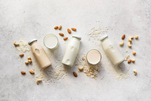 leite à base de plantas veganas - milk milk bottle dairy product bottle - fotografias e filmes do acervo