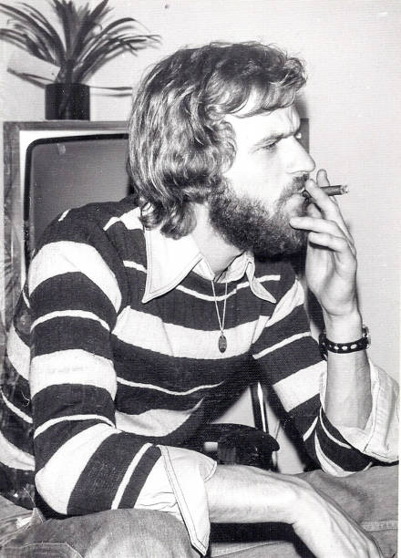 retro seventies young man - 1970s style men hippie macho imagens e fotografias de stock