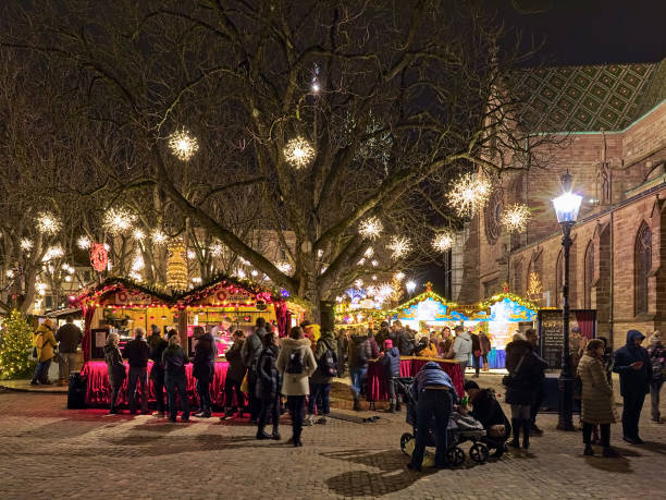 weihnachtsmarkt in der nähe des basler münsters in der dämmerung, schweiz - weihnachtsmarkt basel stock-fotos und bilder