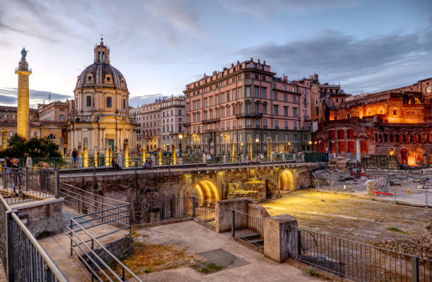 вечерний легкий вид на форум траяна и колонну траяна в риме - cupola people rome lazio стоковые фото и изображения