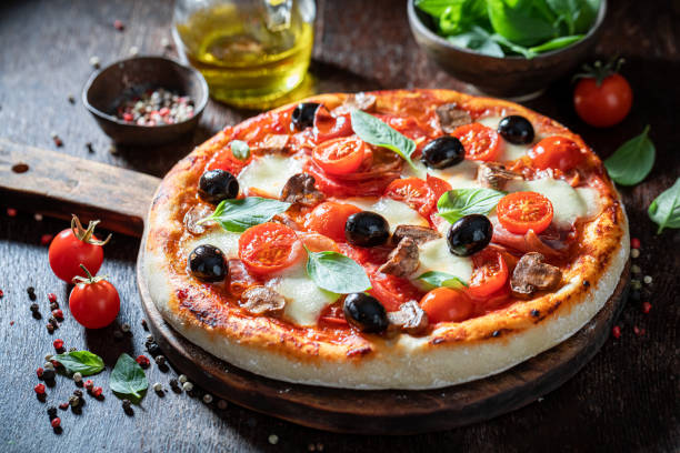 모짜렐라, 프로슈토, 토마토를 곁들인 맛있는 피자 카프리치오사 - 2503 뉴스 사진 이미지