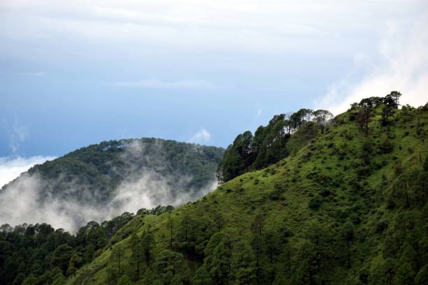 hermosa imagen de la montaña verde y el cielo azul - harbinger fotografías e imágenes de stock