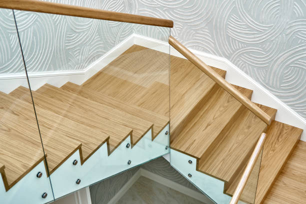 escalier en bois avec des balustrades en verre et main courante en bois - entrance hall mansion indoors inside of photos et images de collection