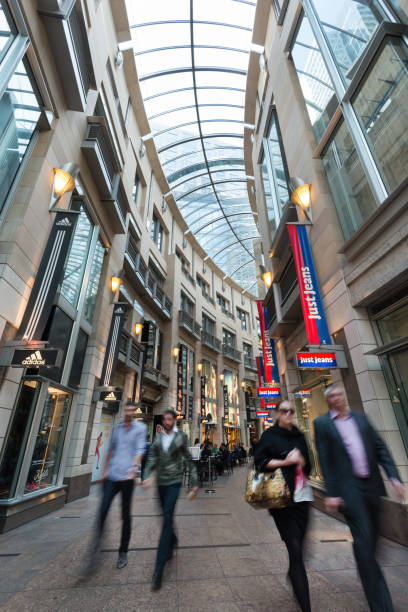 sydney arcade en el centro comercial pitt street mall en sídney, australia - pitt street mall fotografías e imágenes de stock