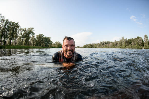 ritratto di uomo allegro nell'acqua del fiume. - wakeboarding surfing men vacations foto e immagini stock