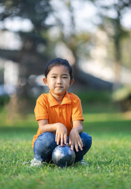istock Little girl and globe 1270789547
