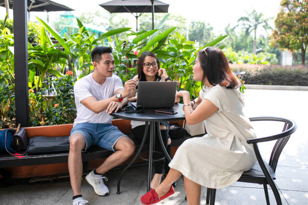 groupe d’étudiants asiatiques étudiant dans un café - smart casual outdoors friendship happiness photos et images de collection