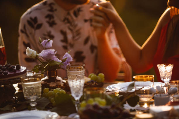 kuvapankkikuvat ja rojaltivapaat kuvat aiheesta nuori pari romanttisella illallisella takapihallaan - rose flower