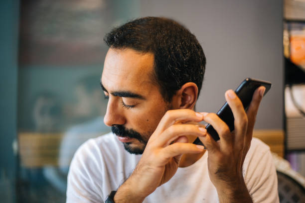 homme aveugle utilisant la technologie - technology telephone communication global communications photos et images de collection