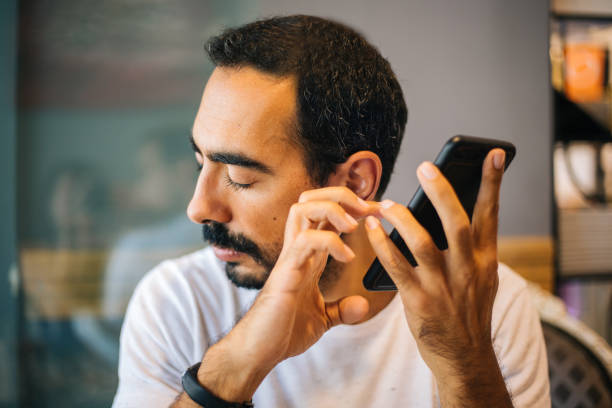 ciego usando tecnología - handy phones fotografías e imágenes de stock
