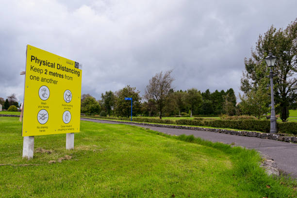 distanziamento sociale quando non c'è nessuno in giro - county mayo ireland foto e immagini stock