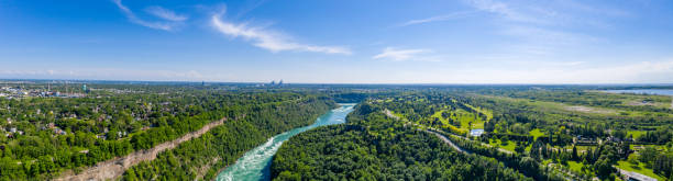 panoramica aerea del fiume niagara e del niagara river recreation trail, ontario, canada - bridal veil falls niagara foto e immagini stock