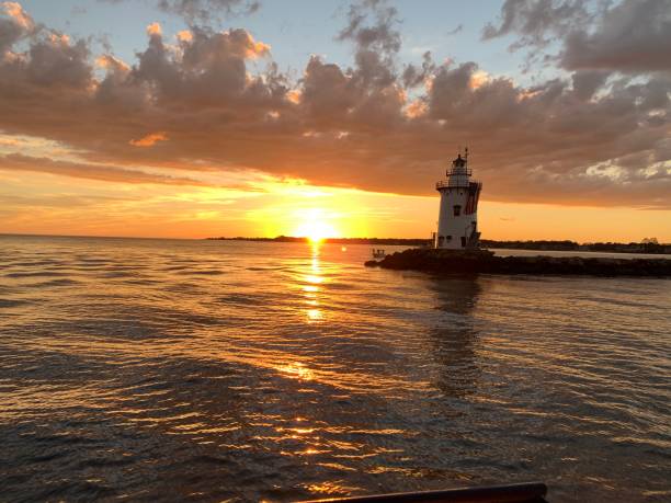 old saybrook lighthouse at sunset. - 2546 imagens e fotografias de stock