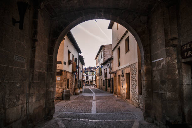 calles de covarrubias, un famoso pueblo de burgos (españa) - flagged fotografías e imágenes de stock