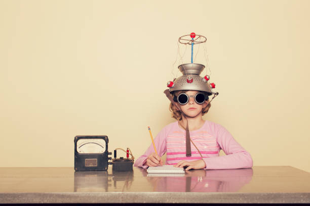 młoda dziewczyna z umysłu czytanie maszyna - connection child futuristic humor zdjęcia i obrazy z banku zdjęć