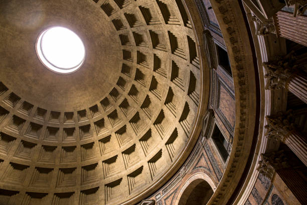 plafond du dôme du panthéon romain - architecture italian culture pantheon rome church photos et images de collection