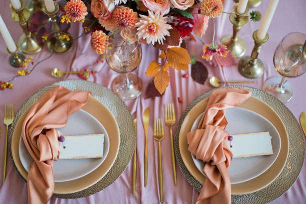 hermoso entorno de mesa con flores - autumn table setting flower fotografías e imágenes de stock