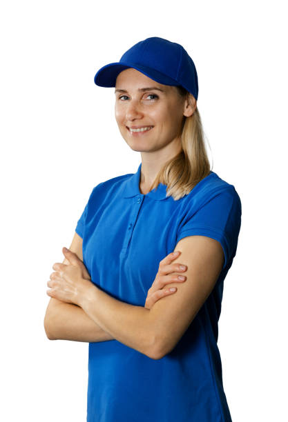 jovem mulher de camisa polo azul e chapéu com os braços cruzados isolado em fundo branco - blue polo shirt - fotografias e filmes do acervo