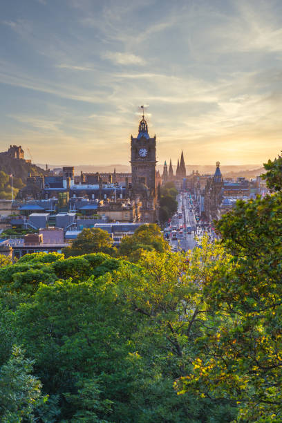 uma vista de calton hill sobre edimburgo, cidade de edimburgo, escócia, reino unido, europa - edinburgh scotland castle skyline - fotografias e filmes do acervo