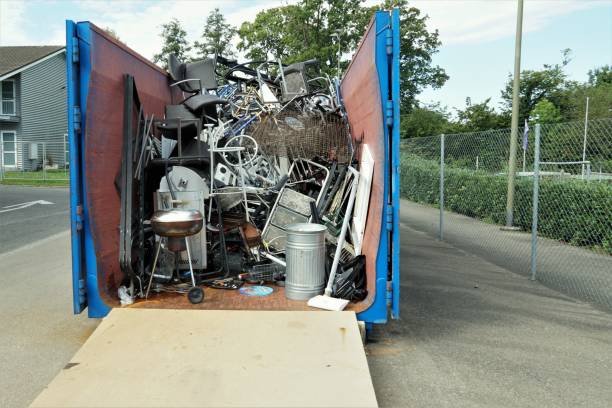 metallabfälle, die in einem container in einem kommunalen entsorgungsplatz gesammelt werden. - altmetall stock-fotos und bilder