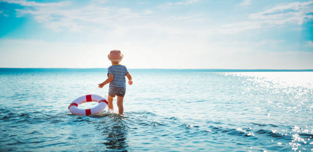 little boy in hat playing at the beach - activity baltic countries beauty in nature blue imagens e fotografias de stock