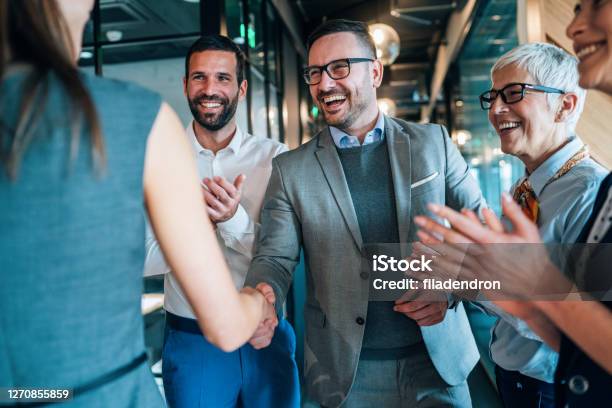 Handshake Von Geschäftsleuten Stockfoto und mehr Bilder von Kunde - Kunde, Glücklichsein, Büro