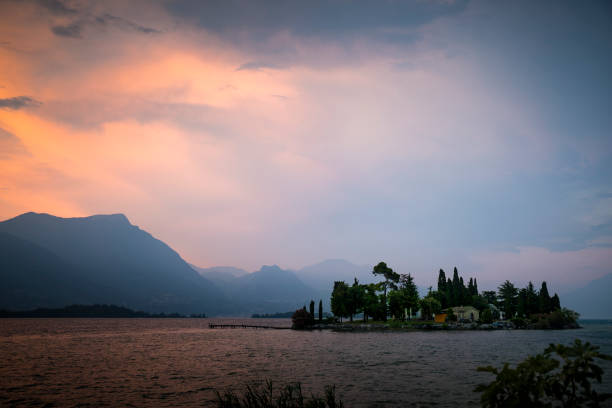 остров сан-бьяджо на закате. манерба-дель-гарда, италия. - lake garda sunset blue nautical vessel стоковые фото и изображения