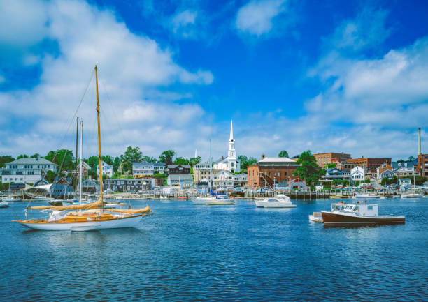 neue england coast mit recreational yachten bei camden maine - travel travel destinations transportation maine stock-fotos und bilder