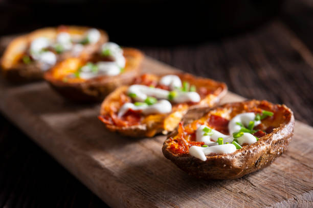 loaded potato skins - potato skin imagens e fotografias de stock