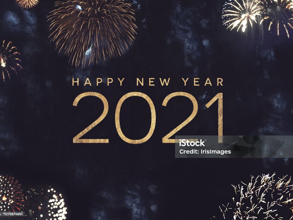 Feliz Ano Novo 2021 Text Holiday Gráfico com Fundo de Fogos de Artifício Dourado no Céu Noturno - Foto de stock de Noite de Réveillon royalty-free