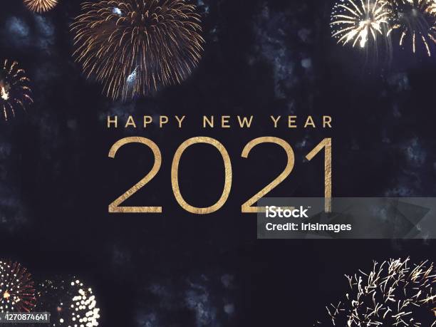 Foto de Feliz Ano Novo 2021 Text Holiday Gráfico Com Fundo De Fogos De Artifício Dourado No Céu Noturno e mais fotos de stock de Noite de Réveillon
